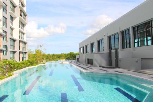 普吉镇康内斯特公寓式酒店的大楼旁的大型游泳池