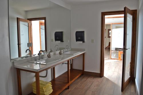 圣马丁德洛斯派胡恩-蒙塔纳度假酒店的一间带两个盥洗盆和大镜子的浴室