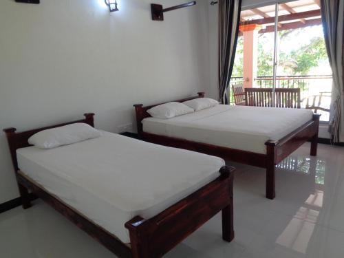波隆纳鲁沃男客旅馆客房内的一张或多张床位
