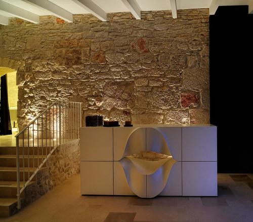 蒙特堡Masseria Torre Di Nebbia的石墙房间内的椅子