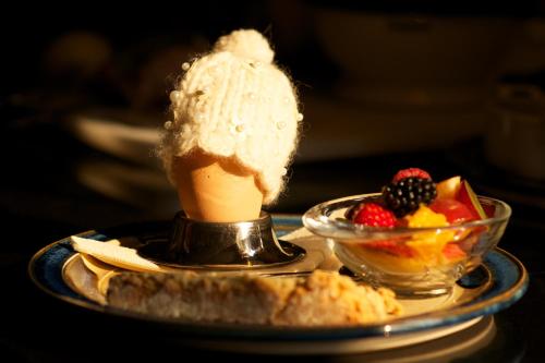 本拉提Bunratty Meadows Bed & Breakfast的冰淇淋圣代,盘上放一碗水果