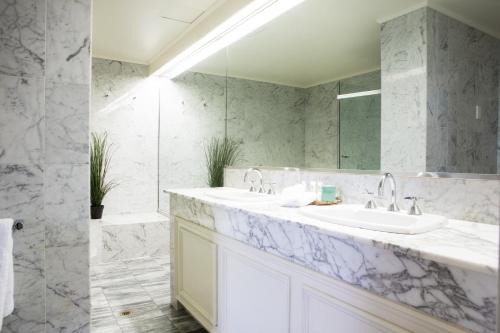 阿德莱德里士满兰德购物商场酒店的浴室设有2个水槽和镜子
