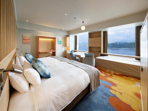 广岛广岛王子酒店的一间酒店客房,设有一张大床和一个大窗户