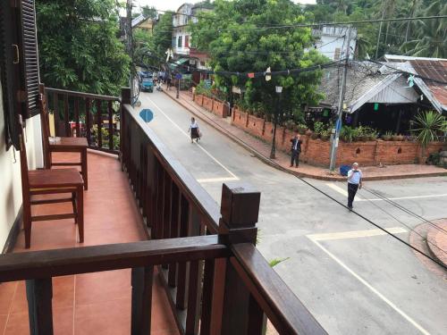 琅勃拉邦占城别墅的街景阳台,人们沿着街道走