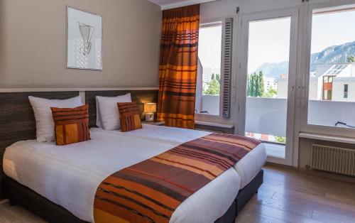 锡永卡斯特尔酒店 的一间卧室设有一张大床和大窗户