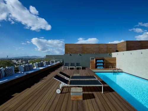 雅典弗莱士酒店的建筑物屋顶上的游泳池