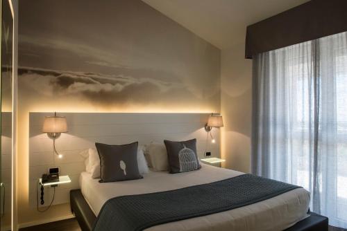 圣乔瓦尼·罗通多Ariae Dépendance - Alihotels的一间卧室配有一张壁画床