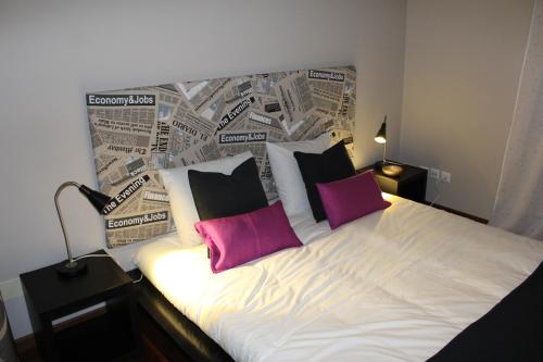 英雄港Hello Terceira的一张床上有两个粉红色枕头的房间