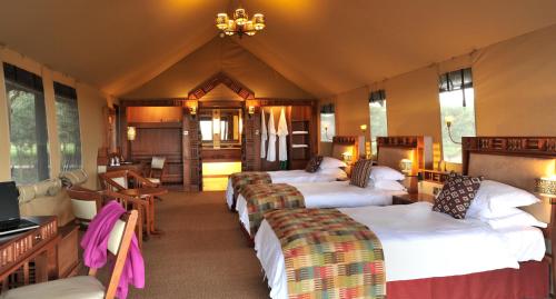 纳纽基甜水塞雷纳营地山林小屋的一间酒店客房,房间内设有四张床
