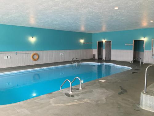 萨塞克斯Fairway Inn的蓝色天花板建筑中的一个大型游泳池