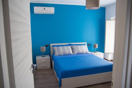 阿茨特雷扎Enjoy Home的蓝色的卧室,配有一张蓝色墙壁的床