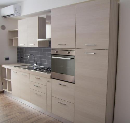 阿茨特雷扎Enjoy Home的厨房配有白色橱柜和炉灶。