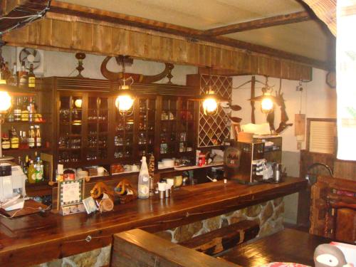 妙高猎人之家山林小屋的餐厅的酒吧,带台面