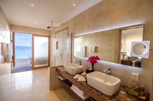 古丽都胡拉瓦西岛度假村的一间带两个盥洗盆和大镜子的浴室