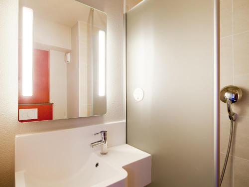 博比尼B&B HOTEL Paris Est Bobigny Université的浴室设有白色水槽和镜子