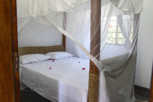 Sheba Cottages - Diani Beach客房内的一张或多张床位