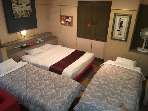 滨松幻想情趣酒店（仅限成人入住）的配有两张床的酒店客房