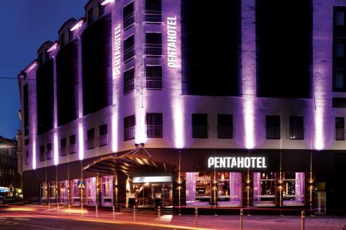 维也纳pentahotel Vienna的建筑前方有紫色灯