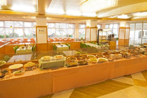 Ichikikushikino串木野艾克西亚酒店的包含许多食物的自助餐