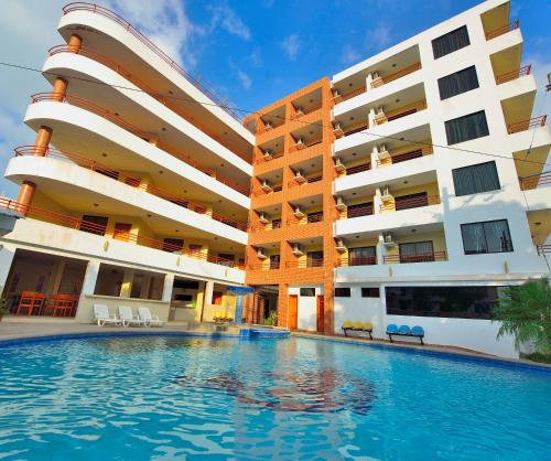 阿塔卡梅斯阿尔迪酒店的大楼前设有游泳池的酒店