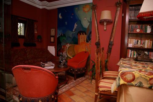 萨连特加列戈Hotel Almud的客厅配有床、沙发和桌子