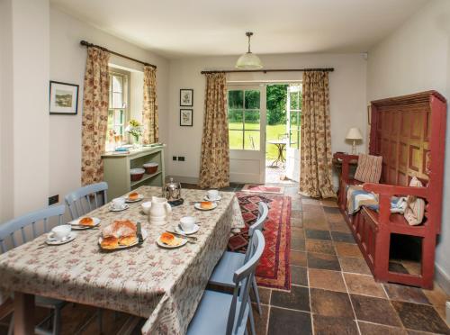 巴利卡斯尔Magherintemple Lodge的厨房以及带桌椅的起居室。