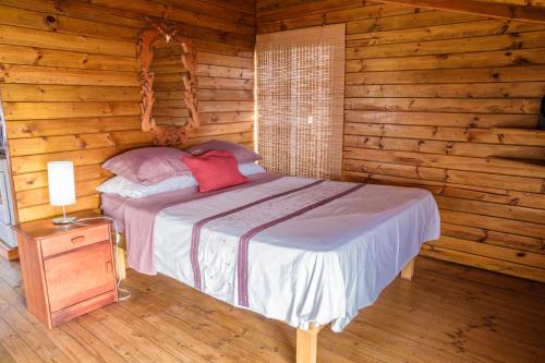 安加罗阿Cabañas Matavai的小木屋内一间卧室,配有一张床