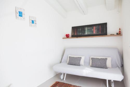 锡罗洛波尔帕沃乡村民宿的客房内的白色沙发,配有两个枕头