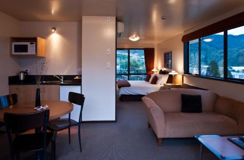 皮克顿百老汇汽车旅馆的酒店客房设有床和客厅。