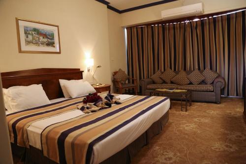 伯利恒牧羊人酒店的酒店客房,配有床和沙发