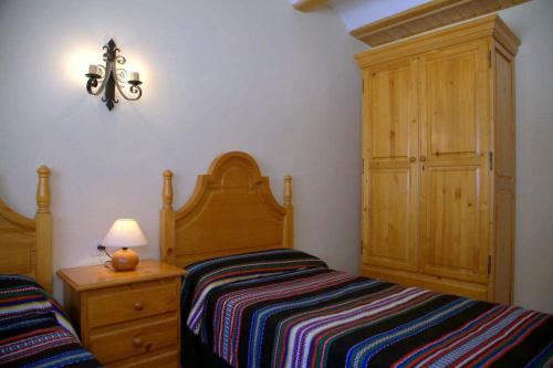 莫雷拉Casa Puritat的一间卧室配有一张床和一个带灯的梳妆台