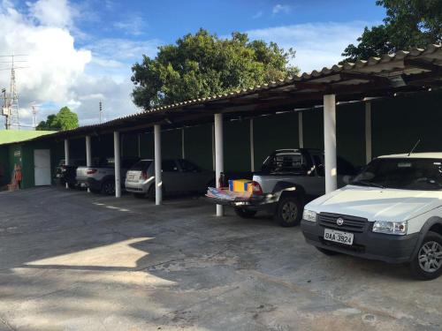 博阿维斯塔Hotel Maracá的停在停车场的一群汽车