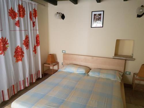 韦列Casavacanze Salento Spani的一张小床,位于带窗帘和床罩的房间里