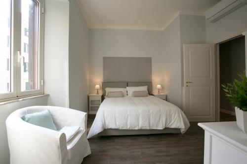 罗马科拉迪里恩佐A E B公寓的白色卧室,配有床和白色椅子