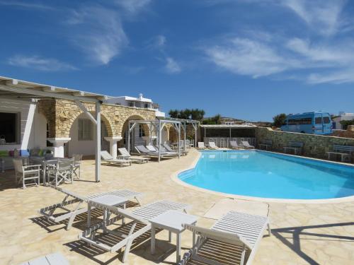 考弗尼西亚Paradise Hotel的一个带椅子和桌子的大型游泳池