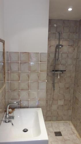 勒莫林恩普罗旺斯酒店的一间浴室