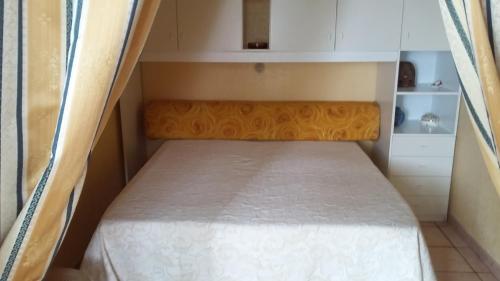 玛格丽塔萨沃亚Appartamento Angela的小房间的小卧室配有床