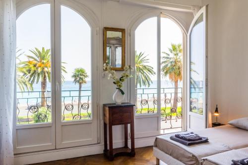 尼斯海滨美丽公寓的卧室设有海景大窗户