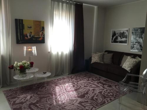 维罗纳隐藏的角落公寓的客厅配有沙发和桌子