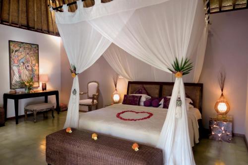 特贾库拉慈利艾玛斯海滨度假村的一间卧室配有一张带天蓬的床
