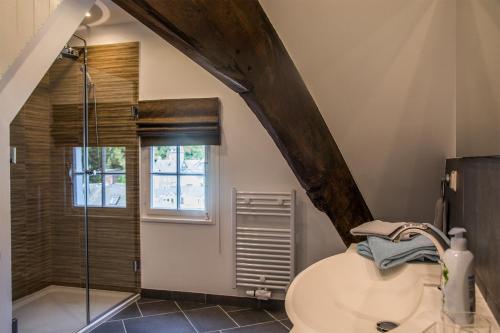 蒙绍Haus Wunschlos Kirchstraße的带淋浴、卫生间和盥洗盆的浴室