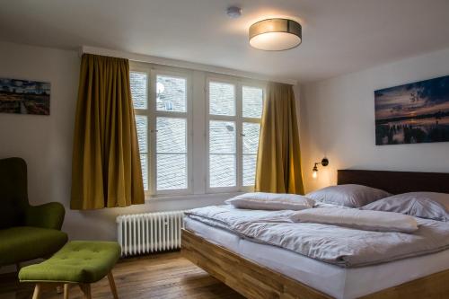 蒙绍Haus Wunschlos Kirchstraße的一间卧室设有一张床和一个大窗户