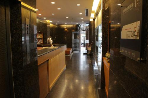 高雄假期旅店的厨房设有柜台和长长的走廊