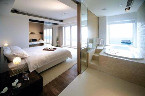 香港赤柱东方酒店的一间卧室配有一张床,浴室设有浴缸