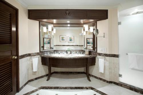 拉布安纳闽帝盛君豪酒店的一间带大水槽和大镜子的浴室