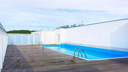 米兹多洛杰梅蒂多杰公寓的建筑物屋顶上的游泳池