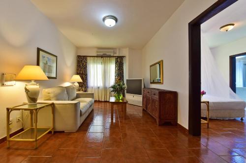 圣多美Pestana Miramar São Tomé的客厅配有沙发和1张床