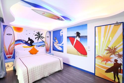恒春古城爱丁堡十六民宿的卧室配有墙上涂有冲浪板的画面