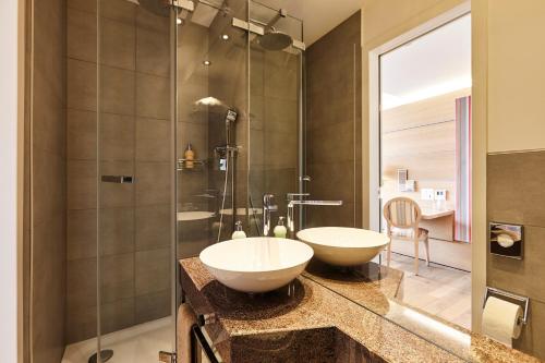 巴塞尔斯坦恩斯坎泽城市酒店的一间带水槽和淋浴的浴室