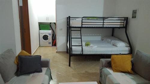 萨兰达Albi Apartments的客厅配有双层床和沙发。